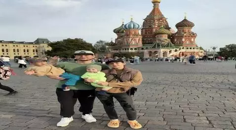 AI Video from prompt: оживи фото все машут