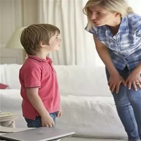 AI Video from prompt: Юлия (удивлённо): Матвей, это что такое?  Матвей