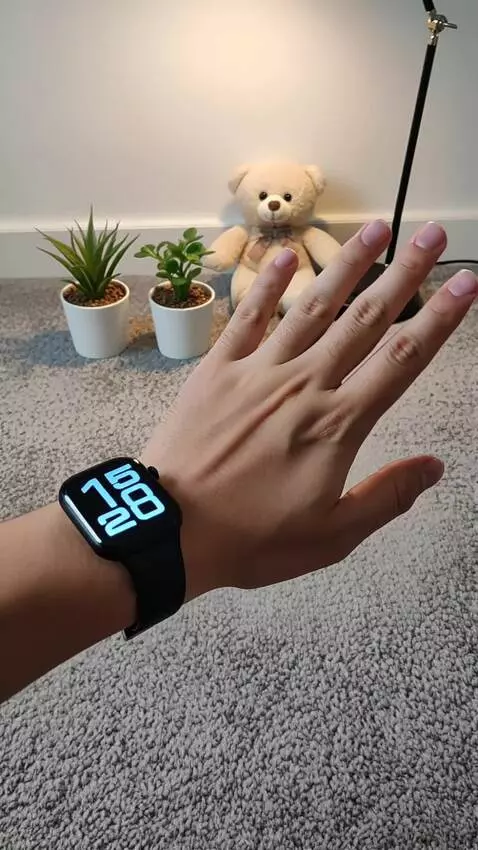 AI Video from prompt: buat tangannya bergerak perlahan ke kanan dan ke