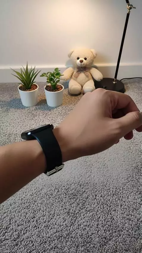 AI Video from prompt: buat tangannya bergerak perlahan ke kanan dan ke