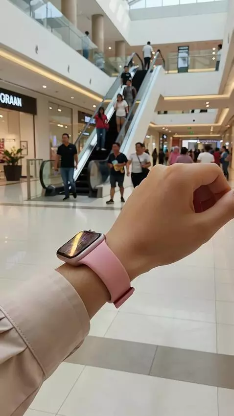 AI Video from prompt: buat tangannya bergerak perlahan ke kanan dan ke