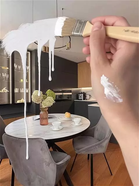 AI Video from prompt: Изящная женская рука держит кисть, плавно наноси