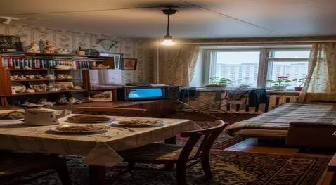 AI Video from prompt: Ссср. Мальчик включает телевизор и смотрит мульт