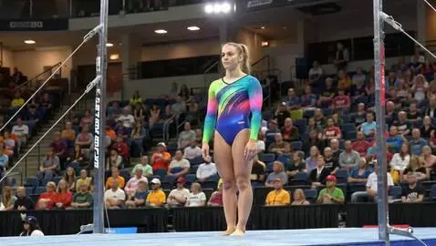 AI Video from prompt: O gimnastă superbă, concentrată. ​stă în picioar