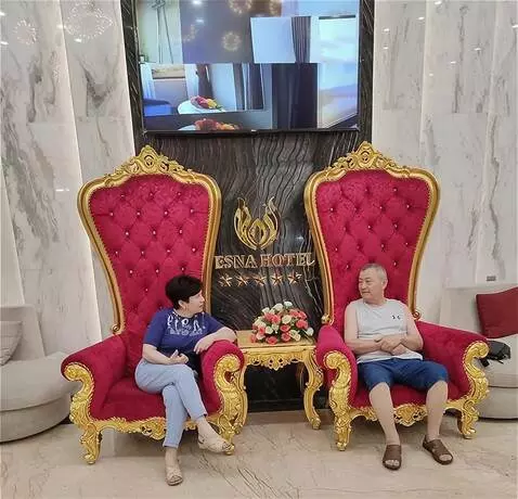 AI Video from prompt: Мужчина и женщина  мило беседуют