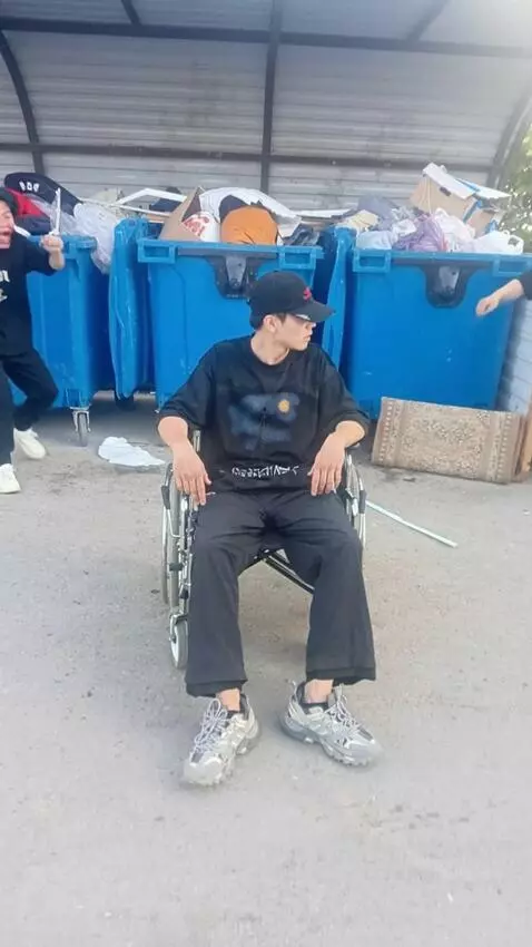 AI Video from prompt: Scary bandits approach this guy and surround him