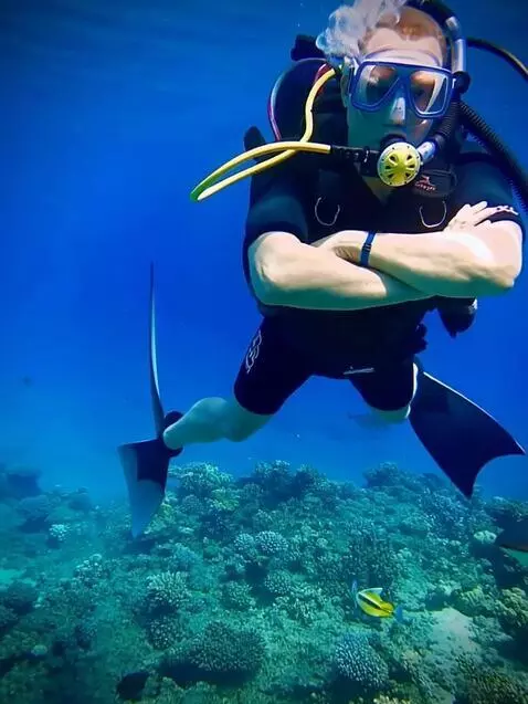 AI Video from prompt: Preserve the diver's pose, attire (black wetsuit