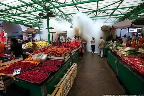 AI Video from prompt: Огромные волны цунами бьют по зданию по дому лет