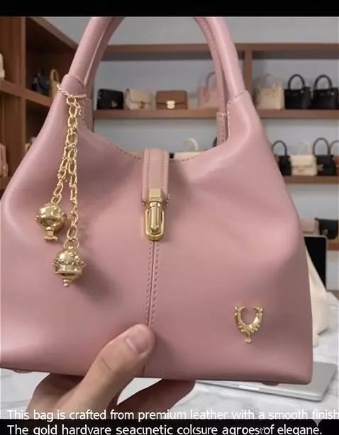 AI Video from prompt: Jadikan produk seperti direview dipegang tangan 