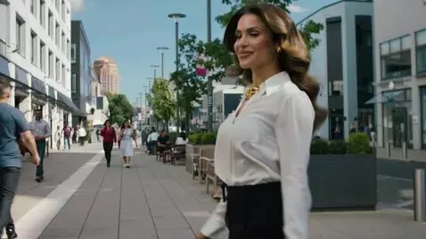 AI Video from prompt: curvy beautiful woman walk trought crowded city