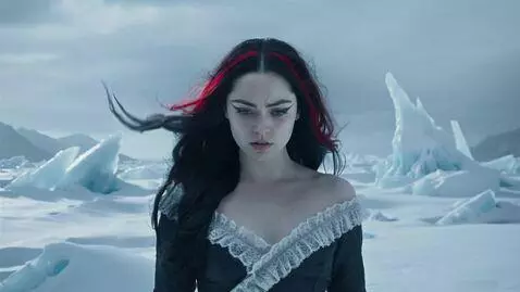 AI Video from prompt: Женщина с длинными чёрными волосами с красным ме