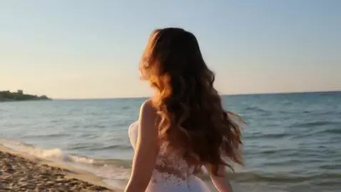 AI Video from prompt: "Красивая девушка с длинными волнистыми волосами