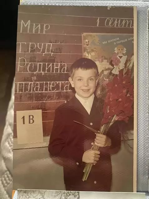 AI Video from prompt: They smiled and waved their hands