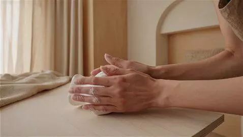 AI Video from prompt: Красивые женские руки в мягком рассеянном свете 