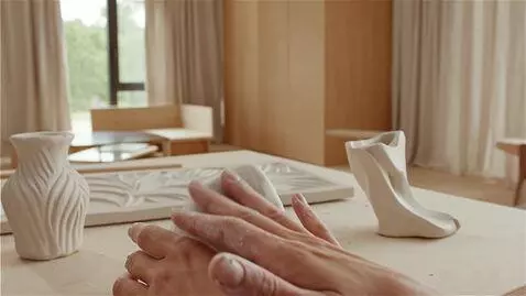 AI Video from prompt: Красивые женские руки в мягком рассеянном свете 