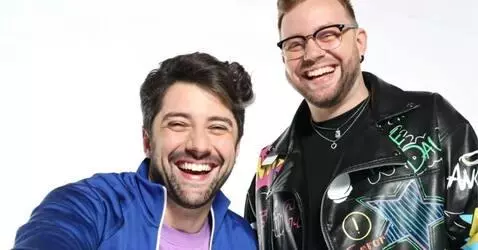 AI Video from prompt: очень плавно и медленно оживить картинку на тёмн