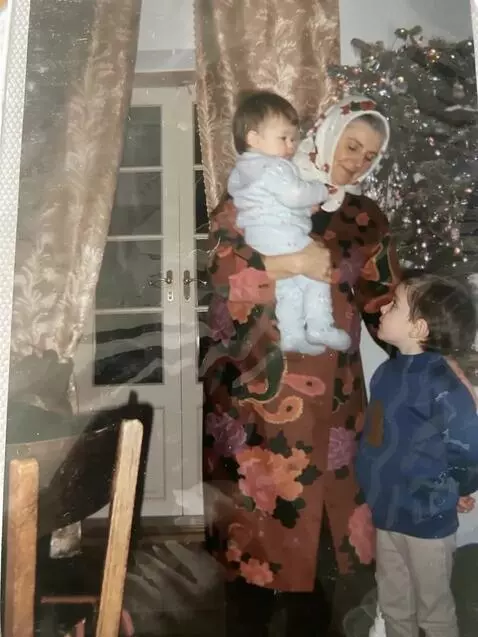 AI Video from prompt: Женщина смотрит с любовью на детей