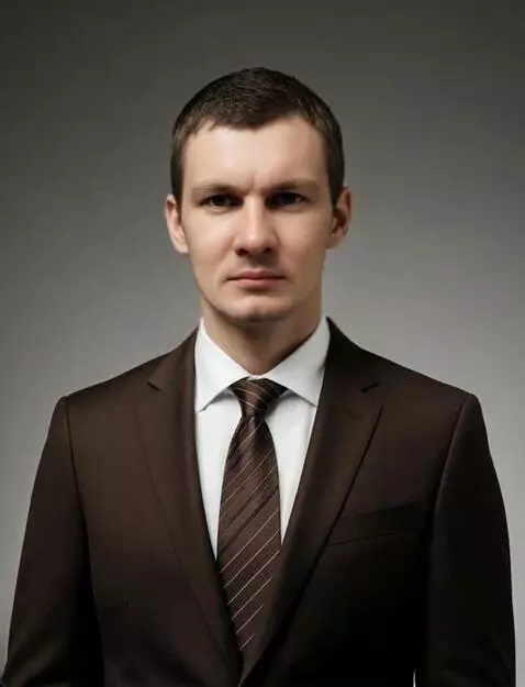 AI Video from prompt: Мужчина на фото выходит из желтой машины Ламборг