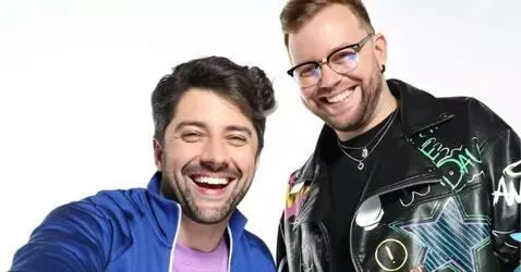 AI Video from prompt: мужчины улыбаются и подмигивают глазами