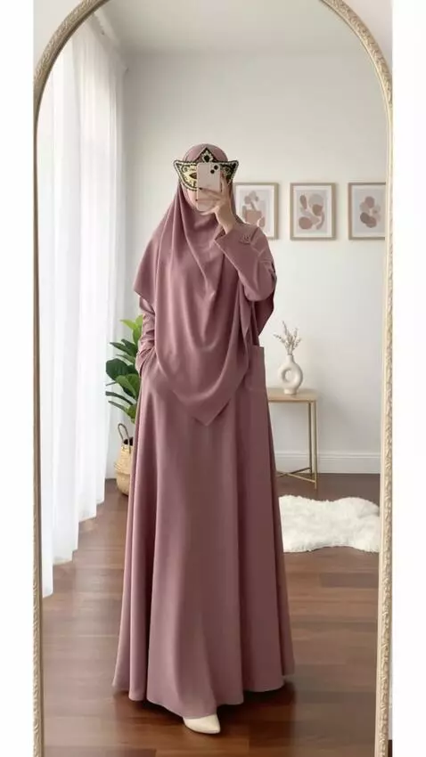 AI Video from prompt: Smooth natural motion in mirror selfie