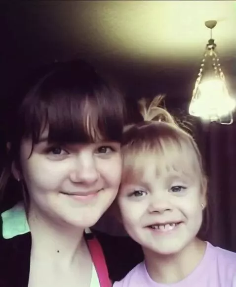 AI Video from prompt: Едят мороженое машут руками взлетают на парашюта