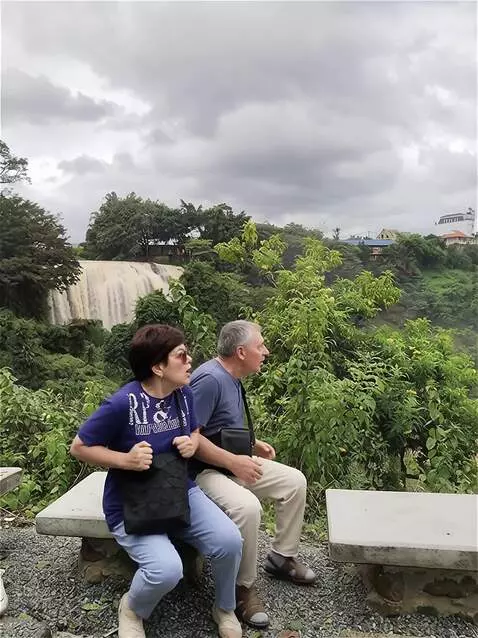 AI Video from prompt: Мужчина и женщина испугались дикого зверя