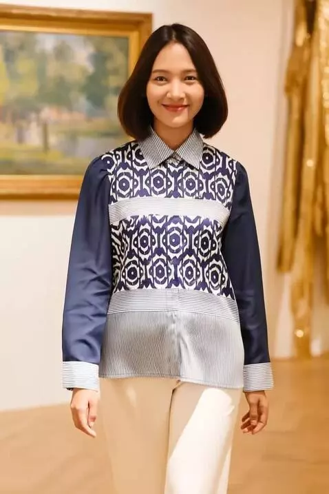 AI Video from prompt: The model walks elegantly toward the camera with