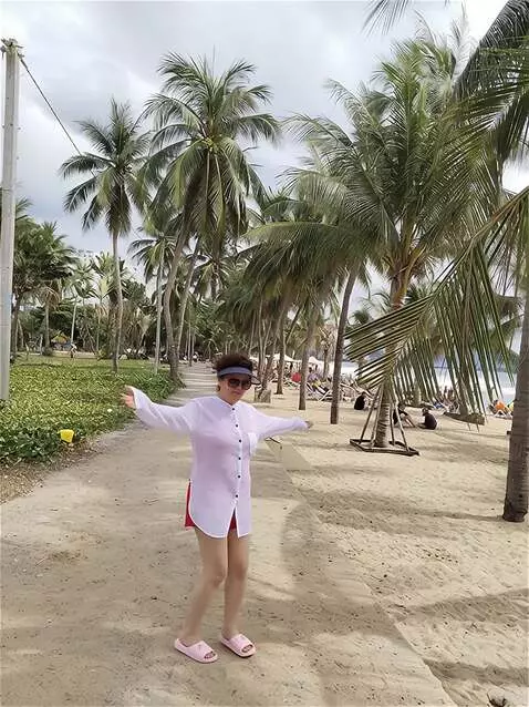 AI Video from prompt: Девушка медленно танцует и кружится