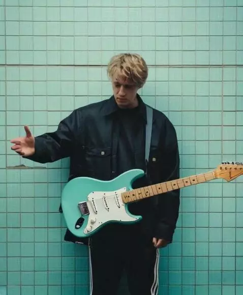 AI Video from prompt: Мужчина разбивает свою гитару а заднюю стенку Я 