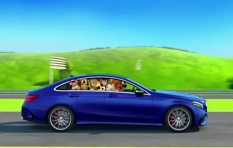 AI Video from prompt: едут на мерседесе е класс купе попадает в аварию