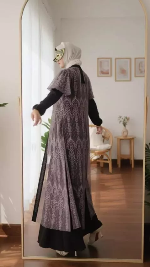 AI Video from prompt: Model wanita berpose ke kanan ke kiri seperti fo