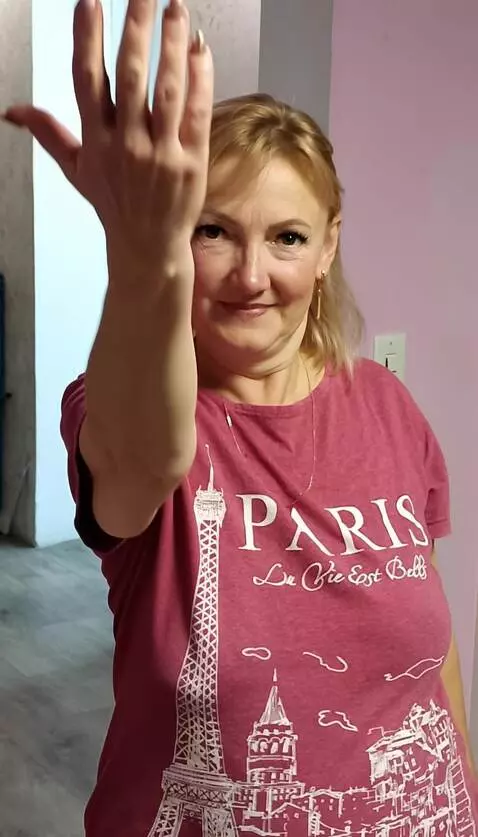 AI Video from prompt: Поднимает ногу вверх к голове на шпагат