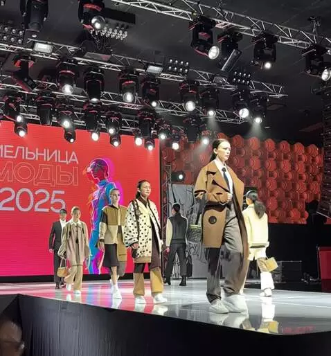 AI Video from prompt: модели идут по подиуму