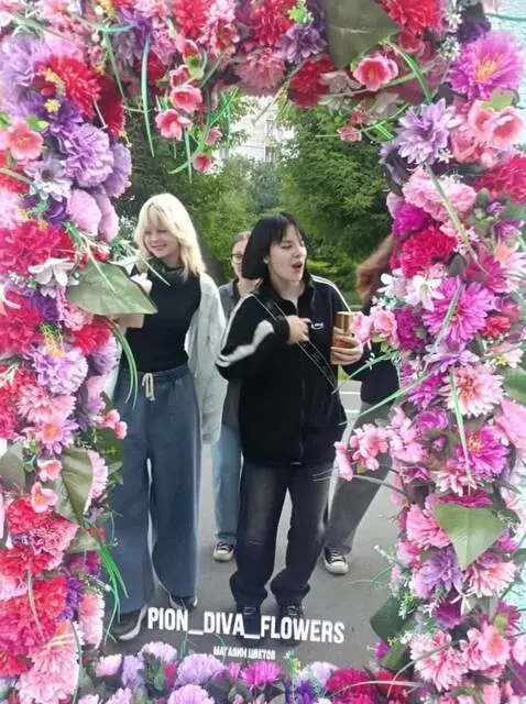 AI Video from prompt: They start dancing and a dance battle begins and