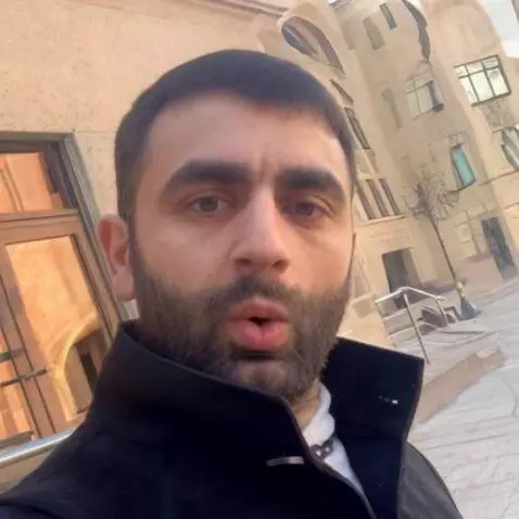 AI Video from prompt: Улыбается и показывает язык