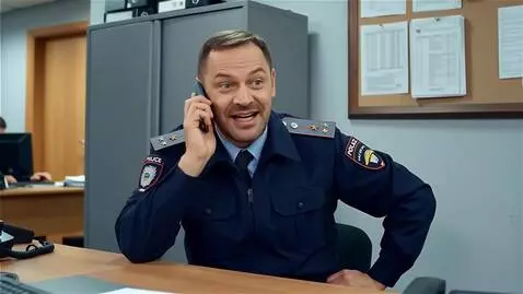 AI Video from prompt: Российский полицейский сидит в отделении полиции