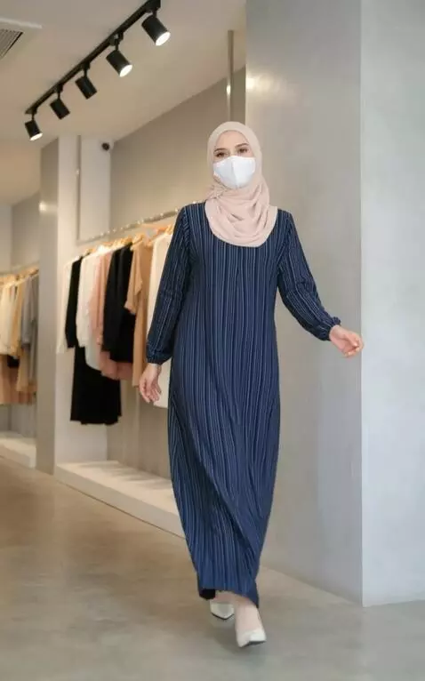 AI Video from prompt: This woman walks towards the camera confidently 