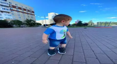 AI Video from prompt: хочу чтоб он сделал сальто и потом ел бургер