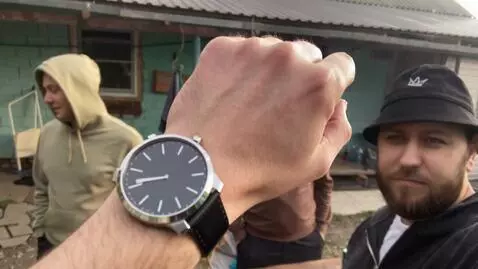 AI Video from prompt: Фокус на человеке слева: он поднимает правую рук