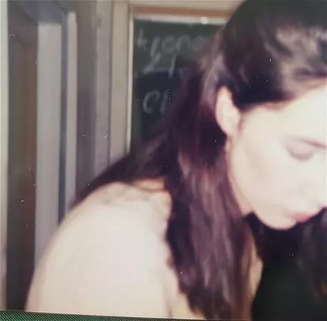 AI Video from prompt: девушка   выходит на передний план