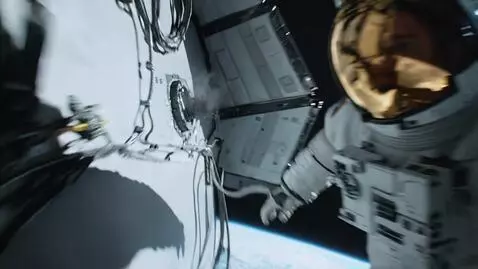 AI Video from prompt: Динамичная сцена: происходит разрыв троса, котор