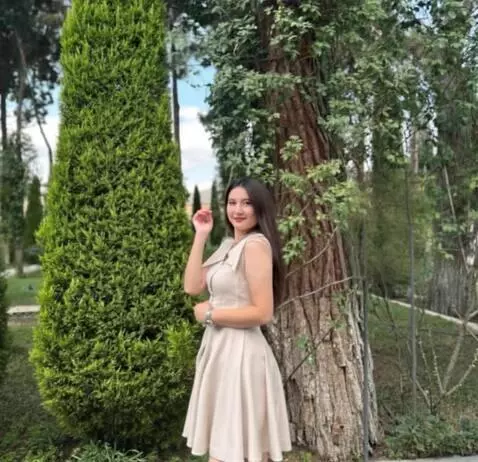 AI Video from prompt: Qız camaşırını cıkarıb erkeklere veriyor