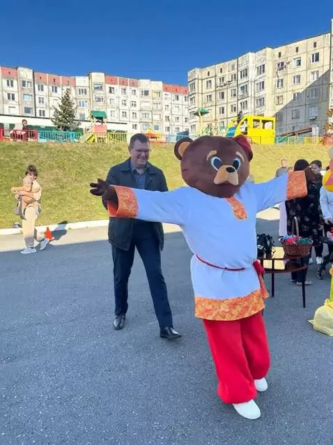 AI Video from prompt: Фотореалистичный кадр, забавная сцена на уютной 