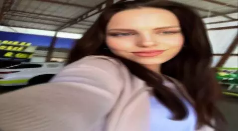 AI Video from prompt: Девушка оголяет грудь