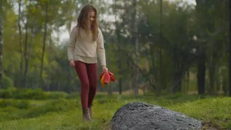 AI Video from prompt: Девочка гуляет под дождем