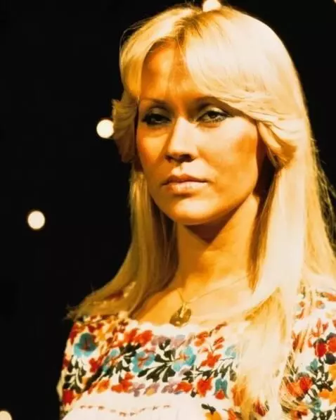 AI Video from prompt: показывает грудь