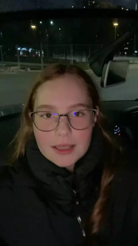 AI Video from prompt: Объект встает и начинает  бить себя по голове