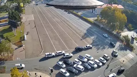 AI Video from prompt: по середине площади приземляется летающая тарелк