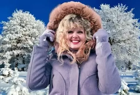 AI Video from prompt: улыбается, очень довольная...