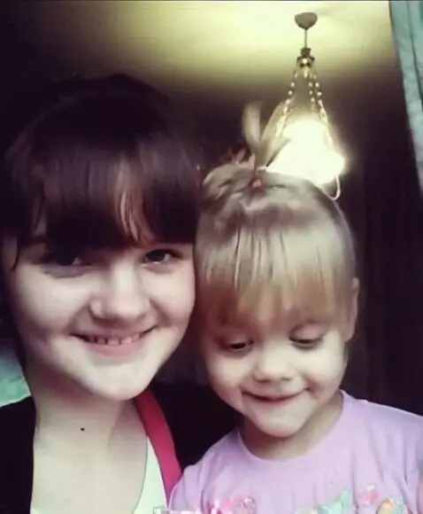 AI Video from prompt: Держат торт со свечами